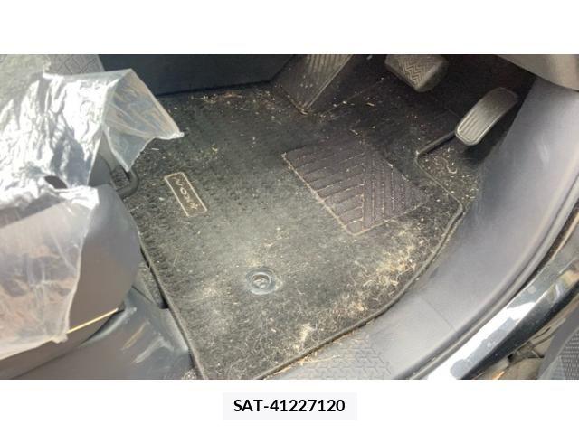 Toyota VOXY HYBRID 2022-10 7730673-25