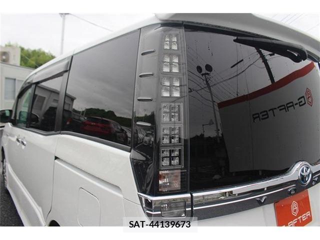 Toyota VOXY HYBRID 2017-03 7730679-11