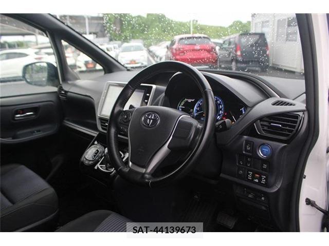 Toyota VOXY HYBRID 2017-03 7730679-13