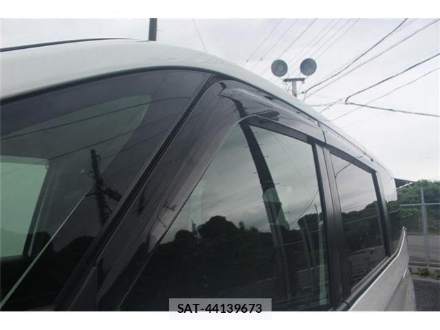 Toyota VOXY HYBRID 2017-03 7730679-21