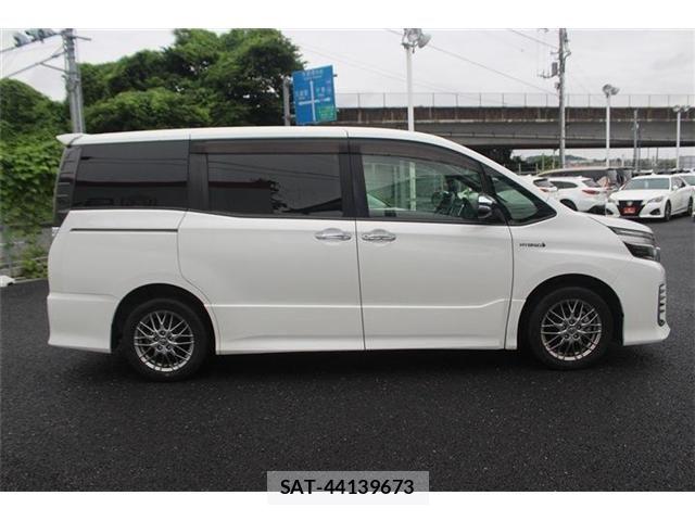 Toyota VOXY HYBRID 2017-03 7730679-7