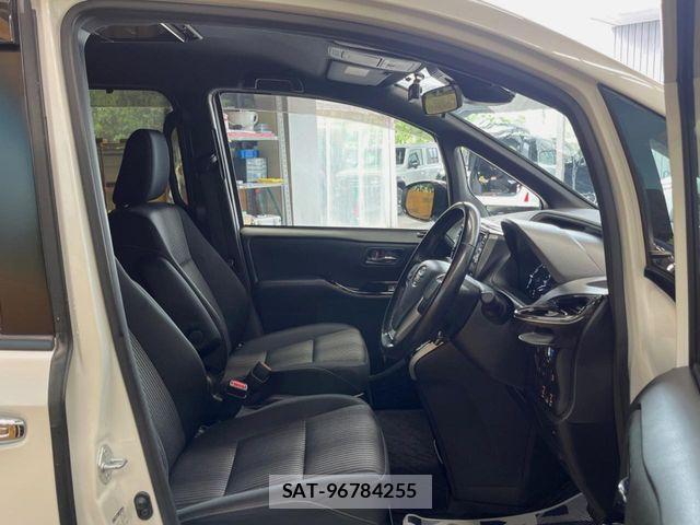 Toyota VOXY HYBRID 2018-09 7730678-9