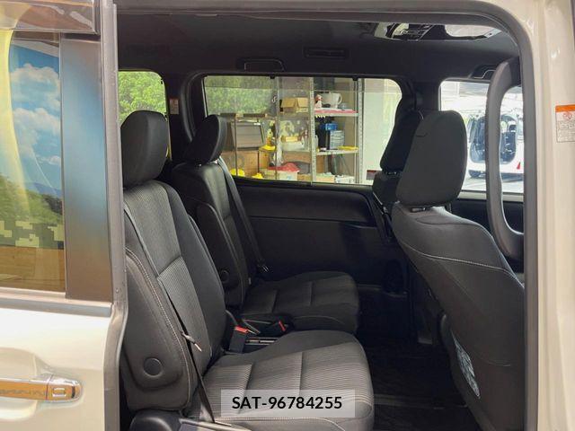 Toyota VOXY HYBRID 2018-09 7730678-10