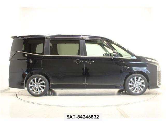 Toyota VOXY HYBRID 2022-11 7730667-12