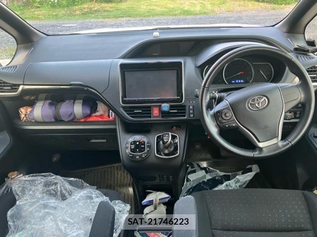 Toyota VOXY HYBRID 2014-06 7790402-14