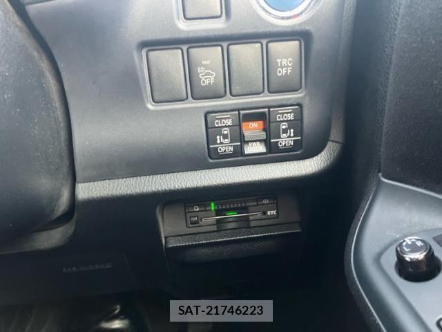 Toyota VOXY HYBRID 2014-06 7790402-20