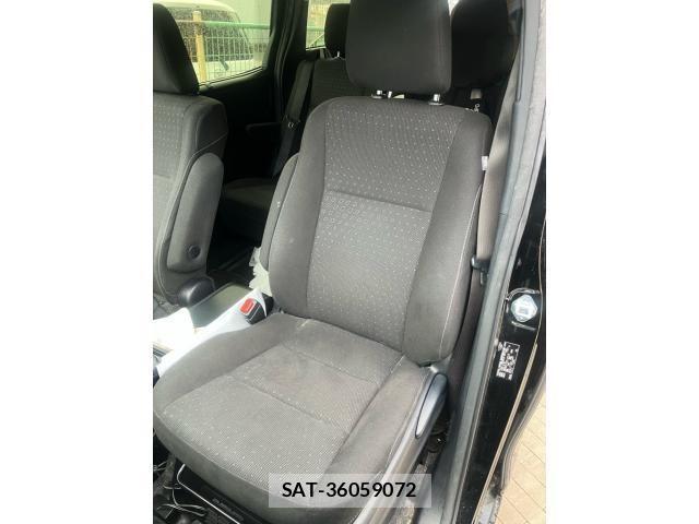 Toyota VOXY HYBRID 2018-03 7790410-13