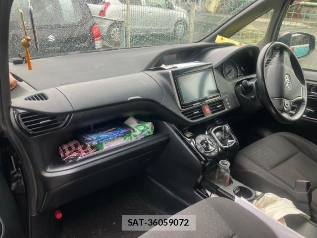 Toyota VOXY HYBRID 2018-03 7790410-16