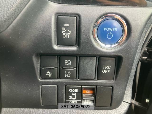 Toyota VOXY HYBRID 2018-03 7790410-18