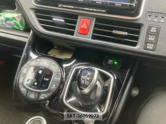 Toyota VOXY HYBRID 2018-03 7790410-21