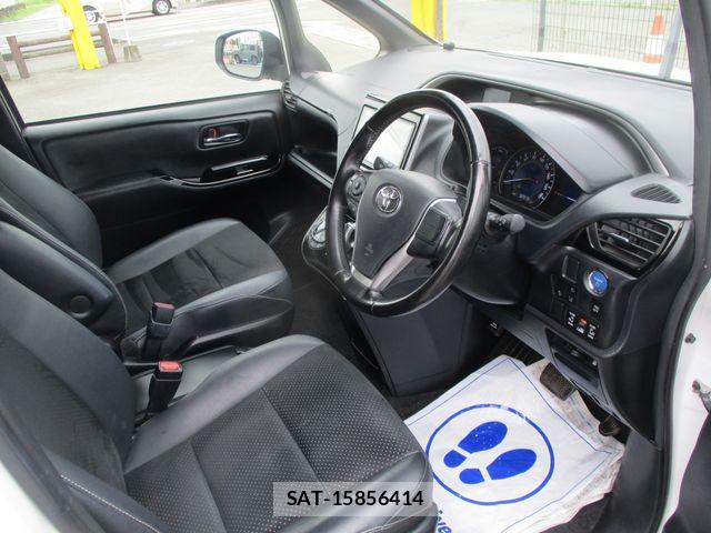 Toyota VOXY HYBRID 2021-06 7790422-3