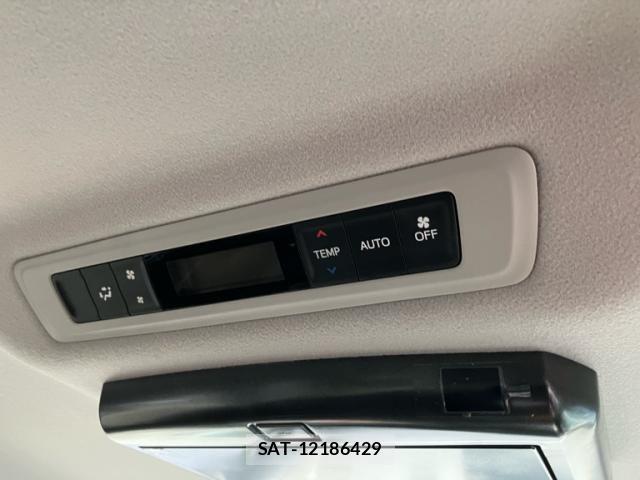 Toyota VOXY HYBRID 2019-03 7880447-24