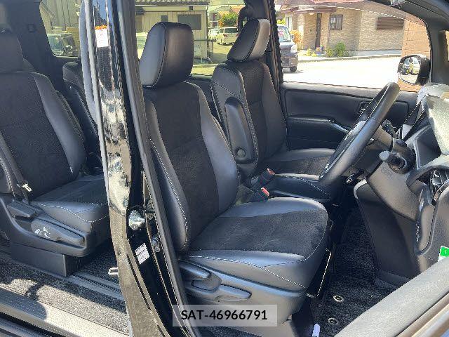 Toyota VOXY HYBRID 2021-03 7880437-3