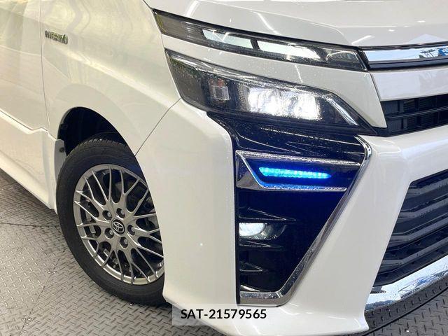 Toyota VOXY HYBRID 2017-11 7880440-12
