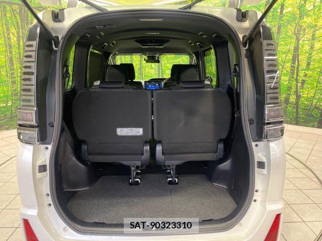 Toyota VOXY HYBRID 2017-11 7880438-10