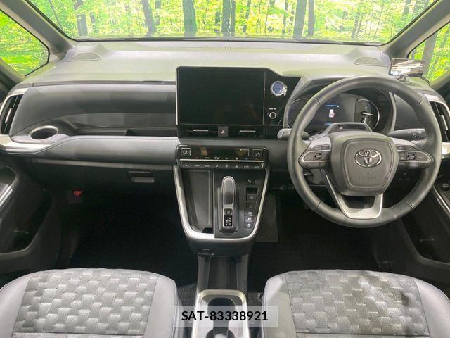 Toyota VOXY HYBRID 2022-10 7880425-1
