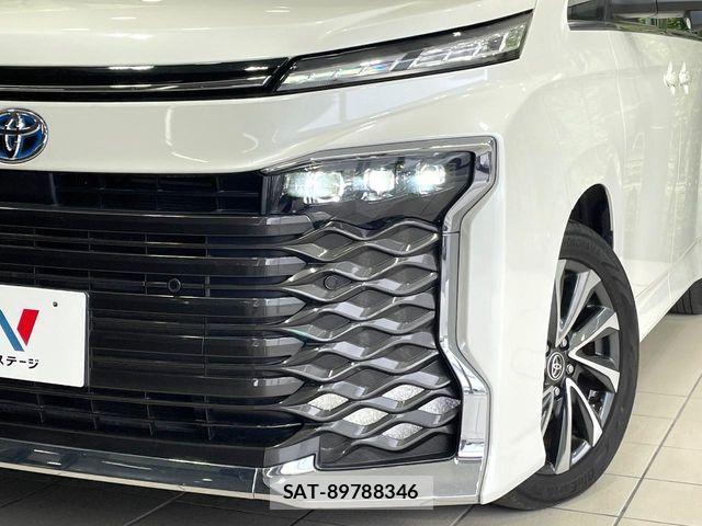 Toyota VOXY HYBRID 2023-02 7964370-12