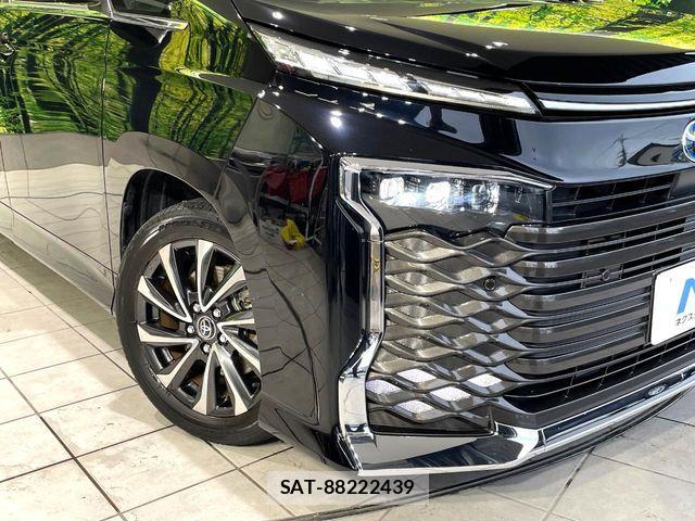 Toyota VOXY HYBRID 2023-06 7964360-12