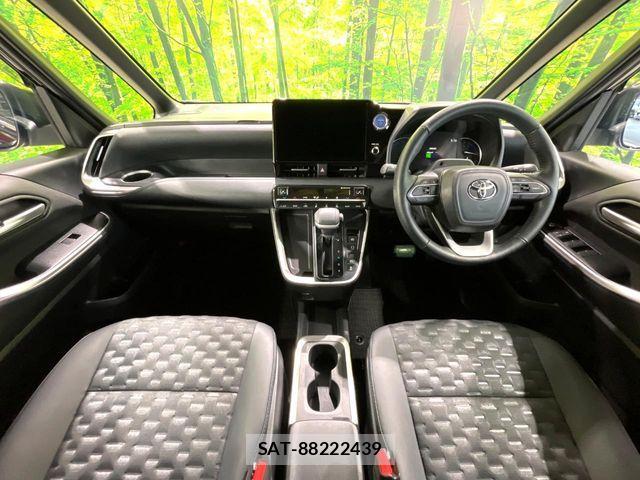 Toyota VOXY HYBRID 2023-06 7964360-1