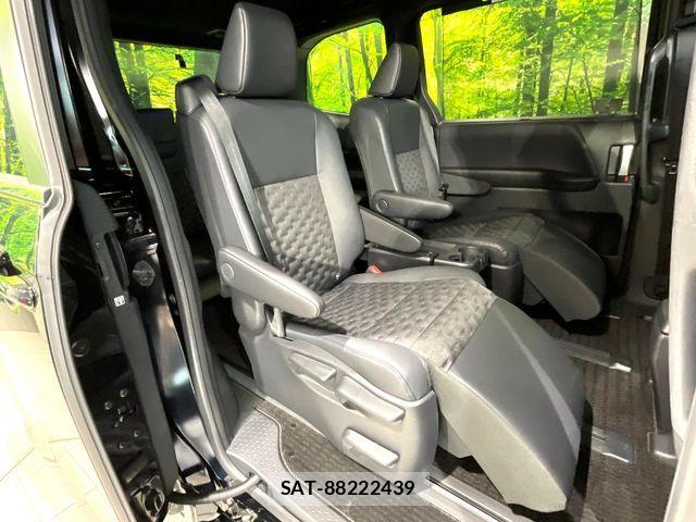 Toyota VOXY HYBRID 2023-06 7964360-8