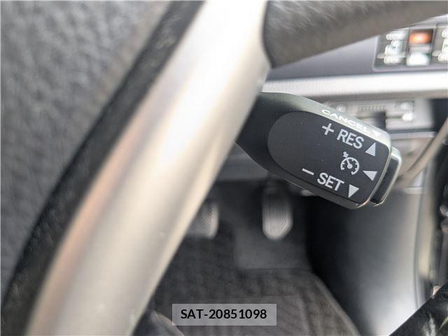 Toyota VOXY HYBRID 2015-01 7964376-17