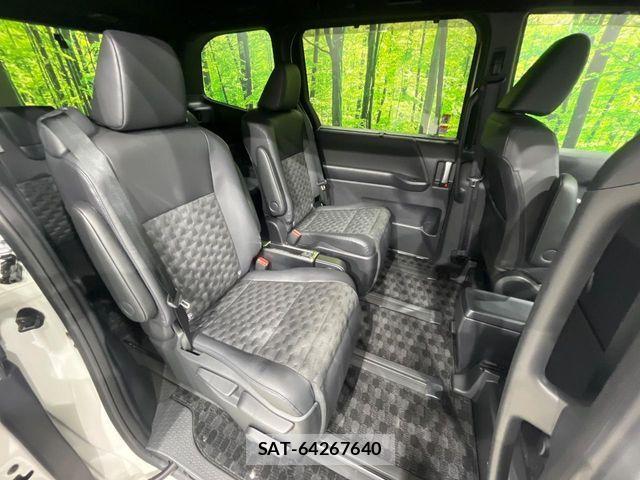 Toyota VOXY HYBRID 2024-01 7964358-9