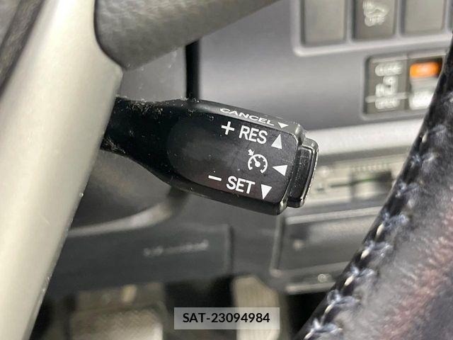 Toyota VOXY HYBRID 2015-12 7964375-5
