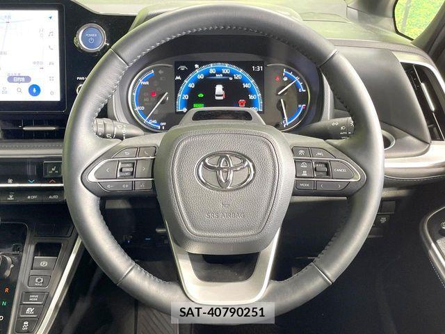 Toyota VOXY HYBRID 2022-04 7964369-11