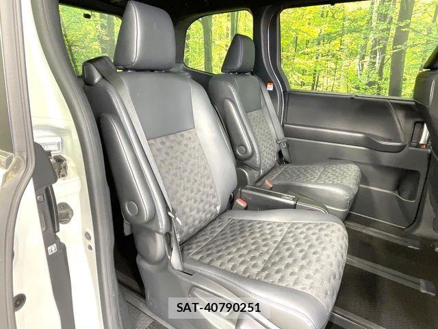 Toyota VOXY HYBRID 2022-04 7964369-8
