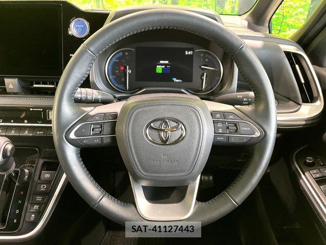 Toyota VOXY HYBRID 2022-06 7964357-11