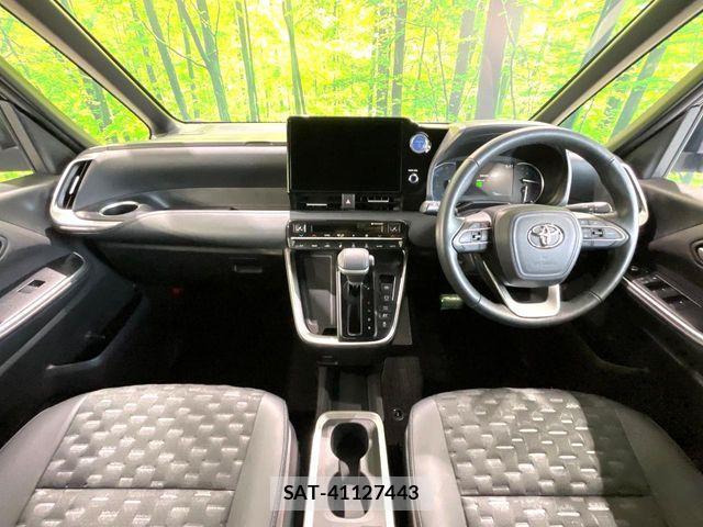 Toyota VOXY HYBRID 2022-06 7964357-1