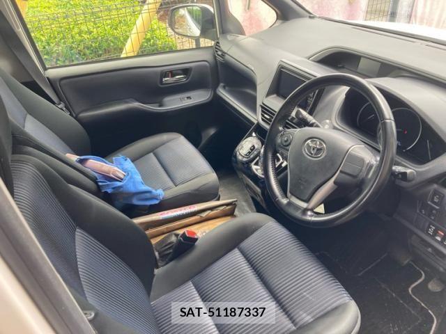 Toyota VOXY HYBRID 2017-02 7981549-12