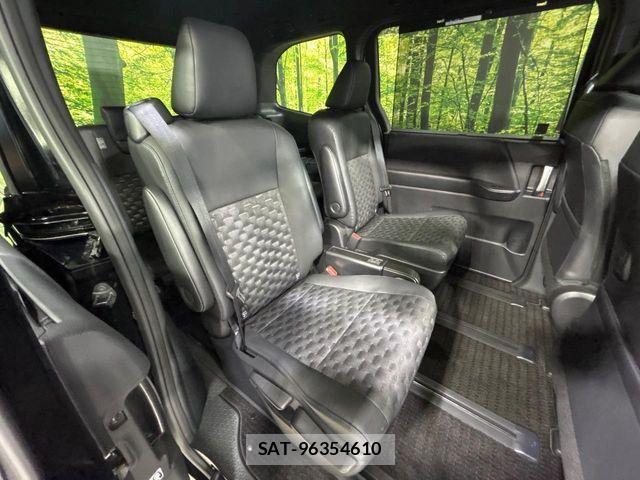 Toyota VOXY HYBRID 2022-06 7981533-9