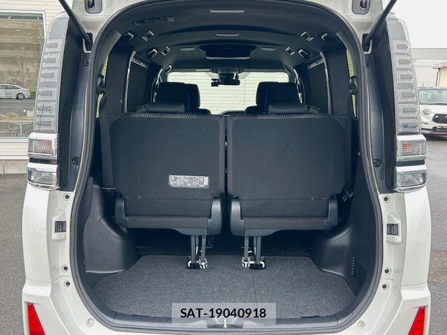 Toyota VOXY HYBRID 2018-06 7981544-10