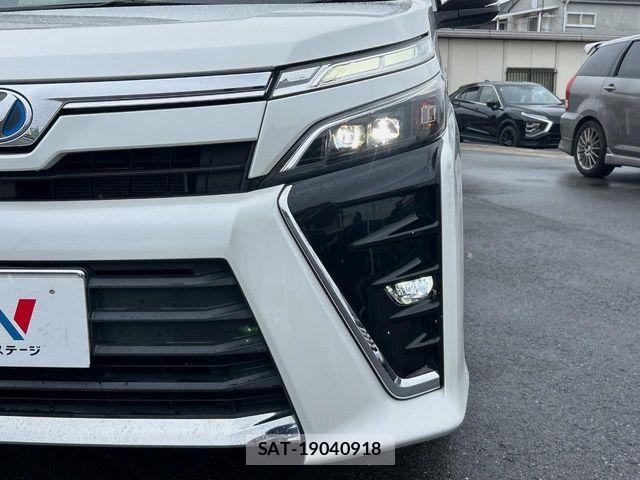 Toyota VOXY HYBRID 2018-06 7981544-13