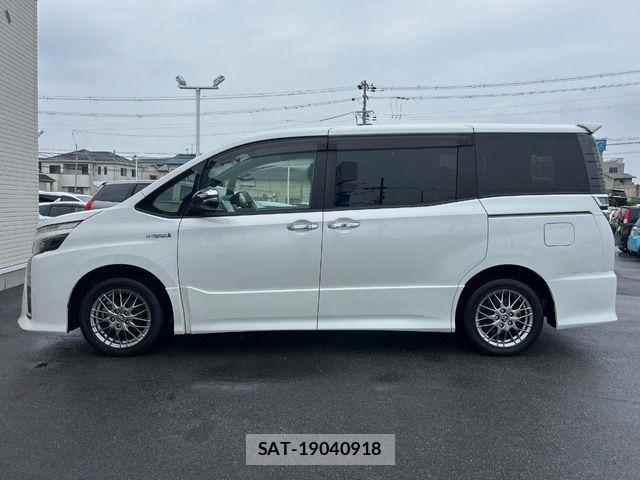 Toyota VOXY HYBRID 2018-06 7981544-16