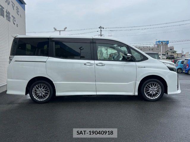 Toyota VOXY HYBRID 2018-06 7981544-17