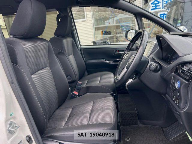 Toyota VOXY HYBRID 2018-06 7981544-7