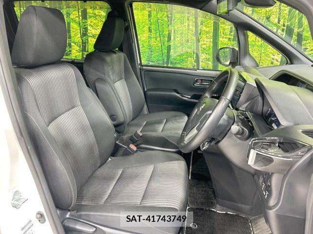 Toyota VOXY HYBRID 2019-03 7981538-7