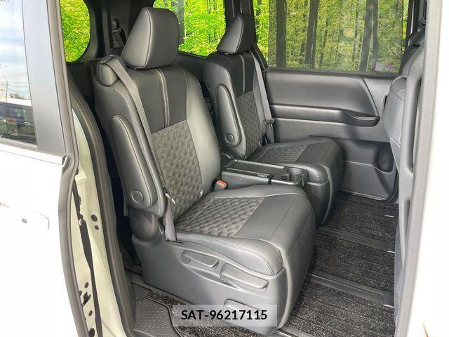 Toyota VOXY HYBRID 2025-11 8039132-8