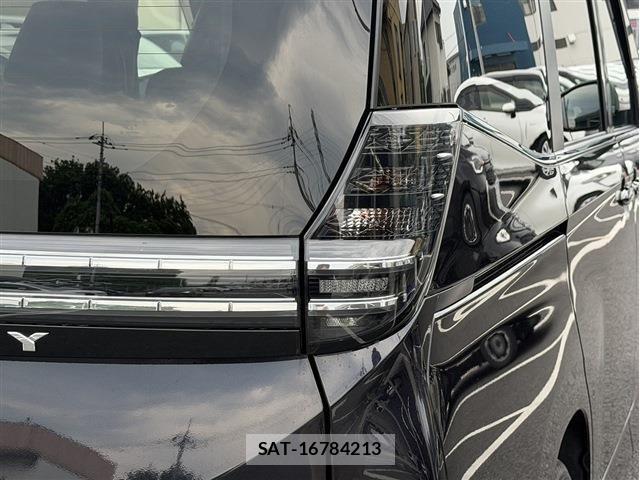 Toyota VOXY HYBRID 2022-11 8039140-12