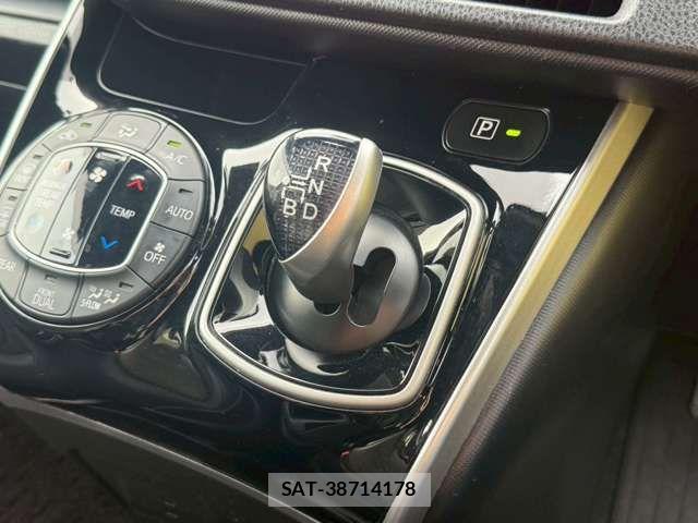 Toyota VOXY HYBRID 2020-12 8039146-9