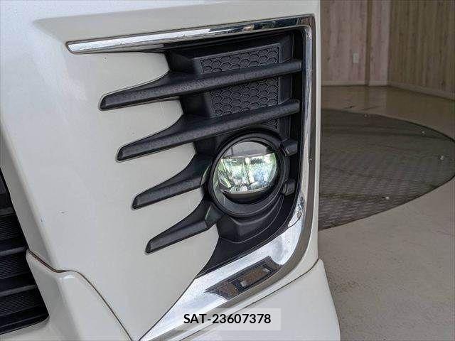 Toyota VOXY HYBRID 2017-05 8039149-15