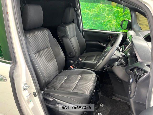 Toyota VOXY HYBRID 2019-01 8039144-9