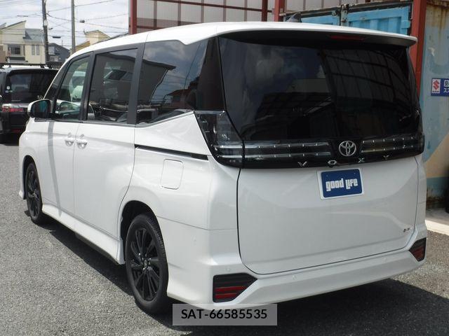 Toyota VOXY HYBRID 2026-05 8039133-3