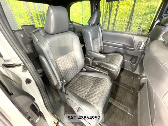 Toyota VOXY HYBRID 2022-04 8076106-8