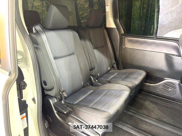 Toyota VOXY HYBRID 2017-01 8076114-8