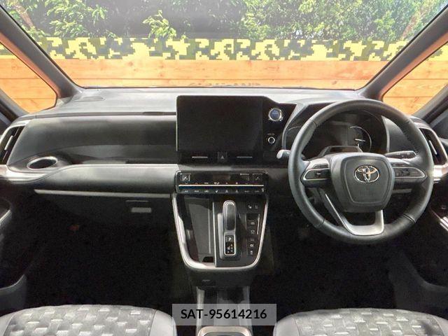 Toyota VOXY HYBRID 2023-06 8102657-1