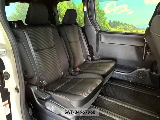 Toyota VOXY HYBRID 2019-12 8102671-8