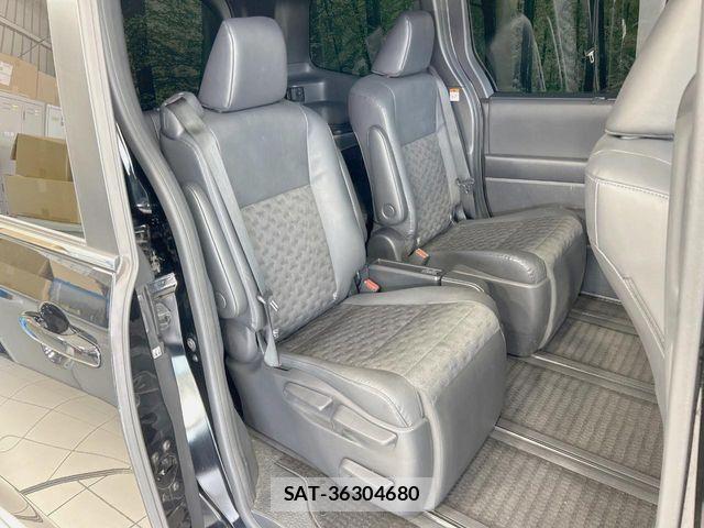 Toyota VOXY HYBRID 2023-07 8102647-8